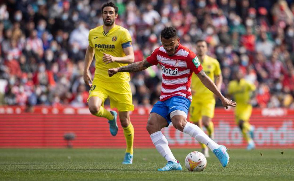 Luis Suárez chuta durante el partido ante el Villarreal, sin acierto. 