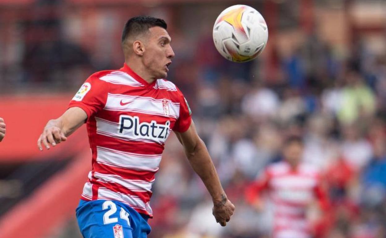 Myrto Uzuni controla un balón en el partido. 