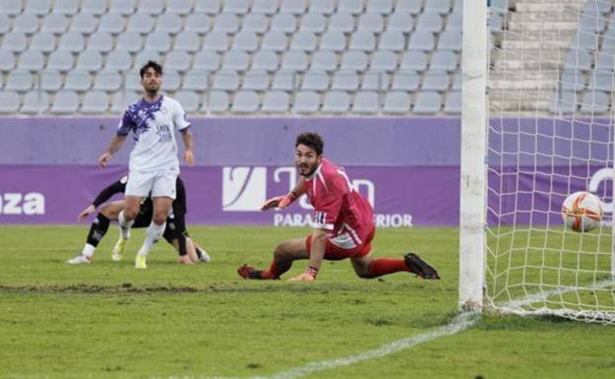 El esférico entrando en la portería del CDAlhaurino en el segundo tanto blanco, obra de Óscar Lozano. 