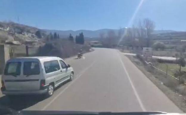 Temerario adelantamiento en una carretera de Granada: «Nos podía haber quitado la vida»