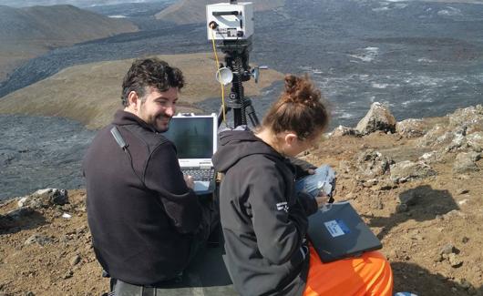 Manuel Titos, trabajando junto a su jefa en el proyecto en Islandia. 