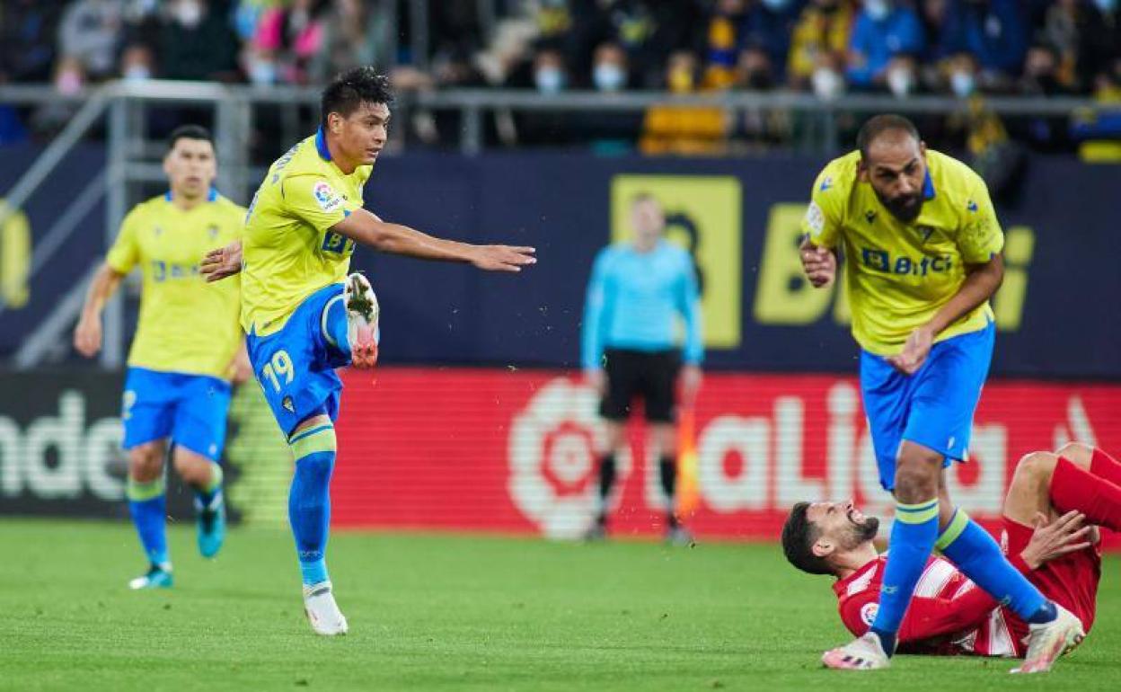 Arzamendia dispara la pelota que batió a Maximiano en Cádiz. 