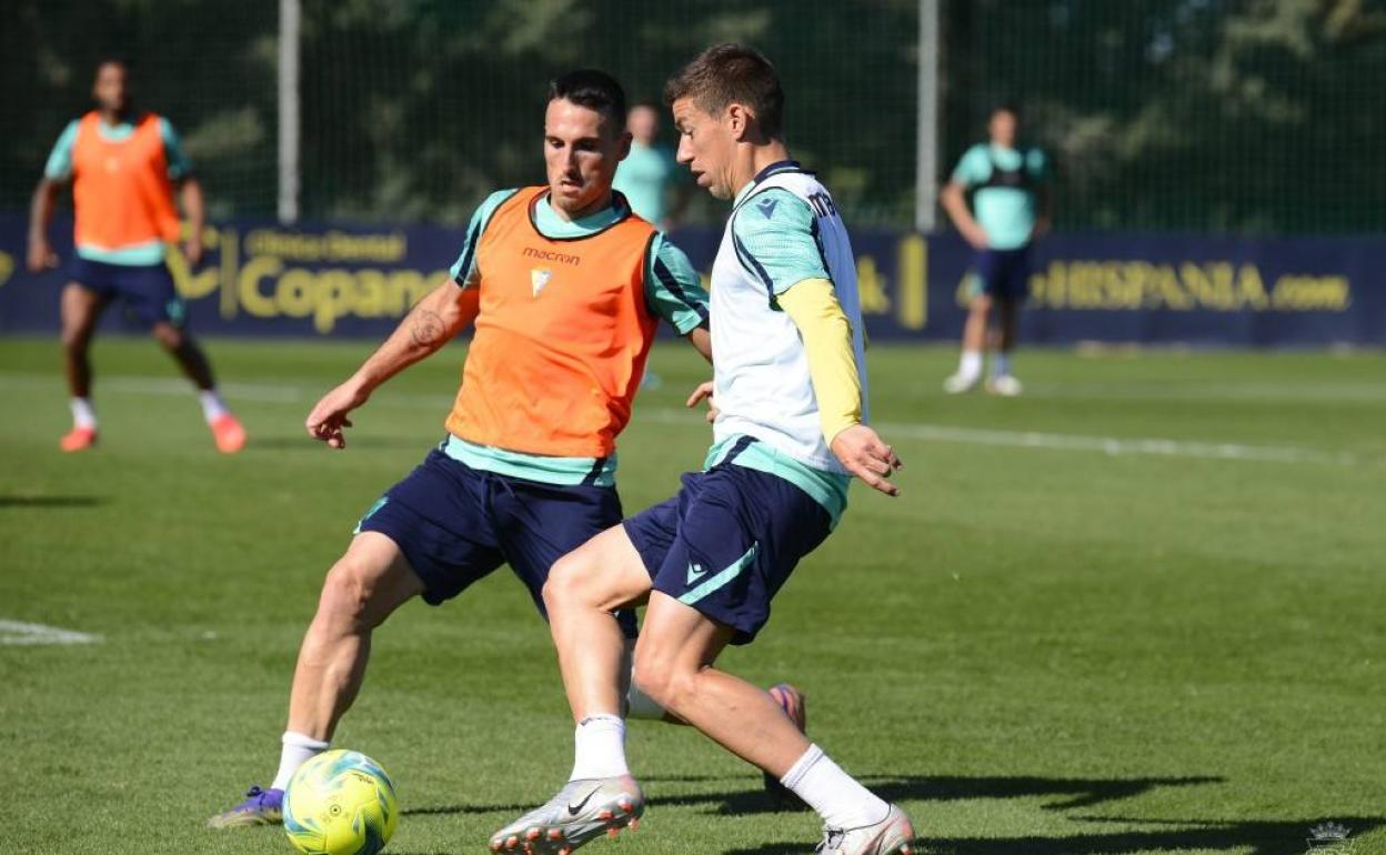 Fede San Emeterio pugna un balón con Rubén Alcaraz durante un entrenamiento. 