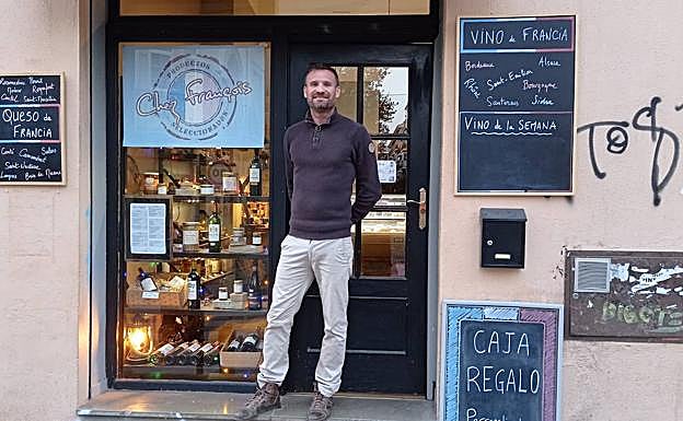 François en la puerta de entrada a su tienda, donde vende lo mejor de la refinada gastronomía francesa.