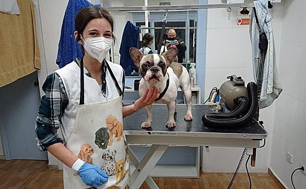 Cristina junto a Canela. Ama a los animales y le encanta que los perros estén bien guapetones.