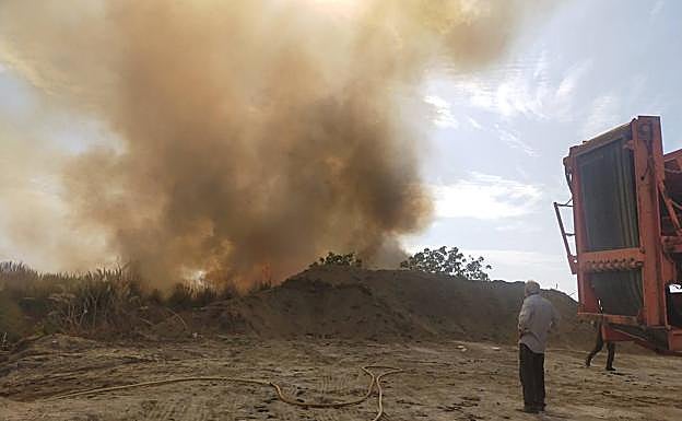 Controlado el incendio en la vega de Motril que ha obligado a desalojar naves del polígono de Algaidas