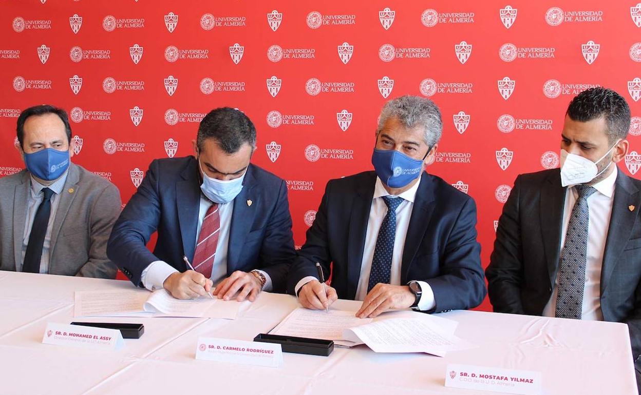 Acto de rúbrica del primer convenio entre UAL y UD Almería. 