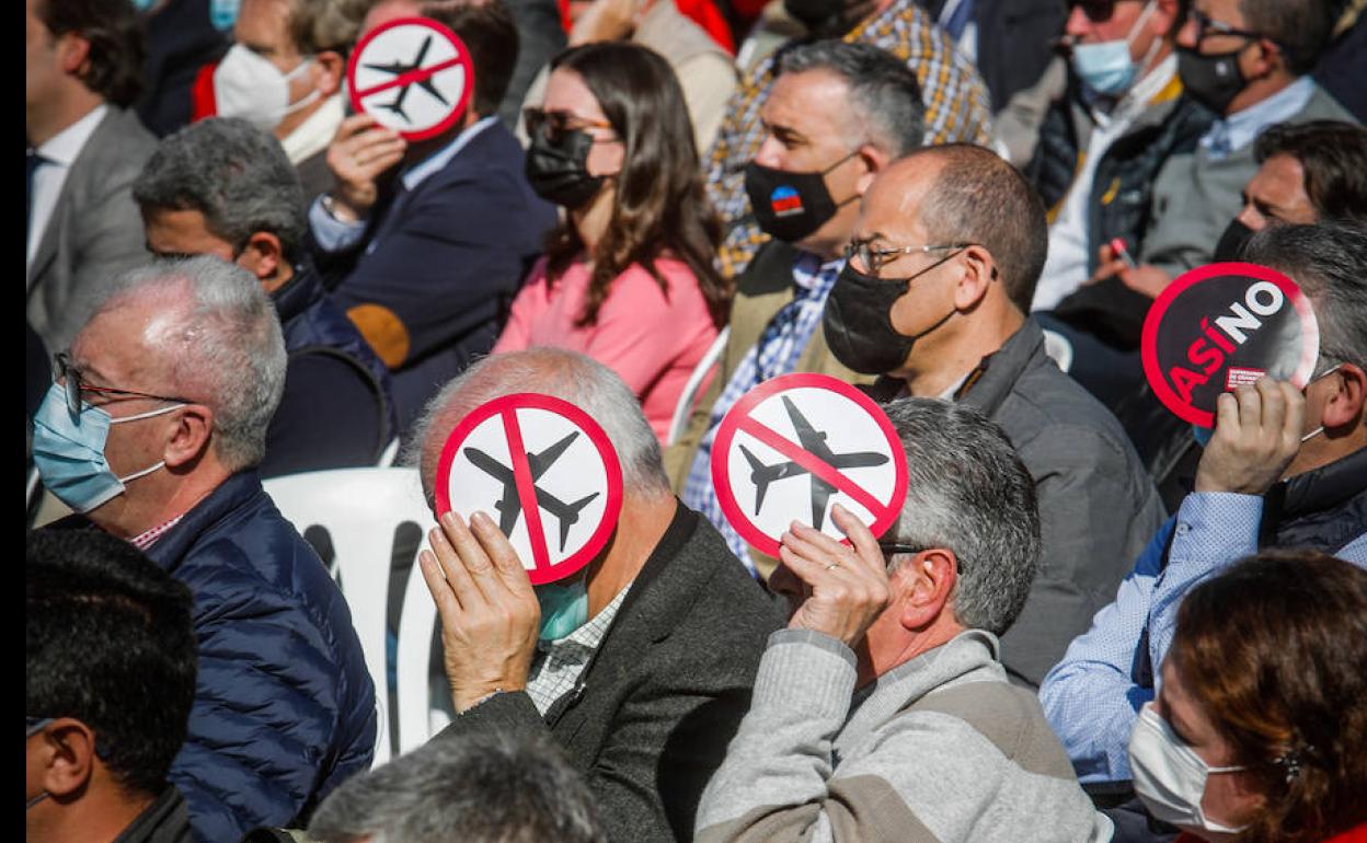 El público durante el acto reivindicativo que, con el lema Granada frenada', reunió a 500 empresarios. 
