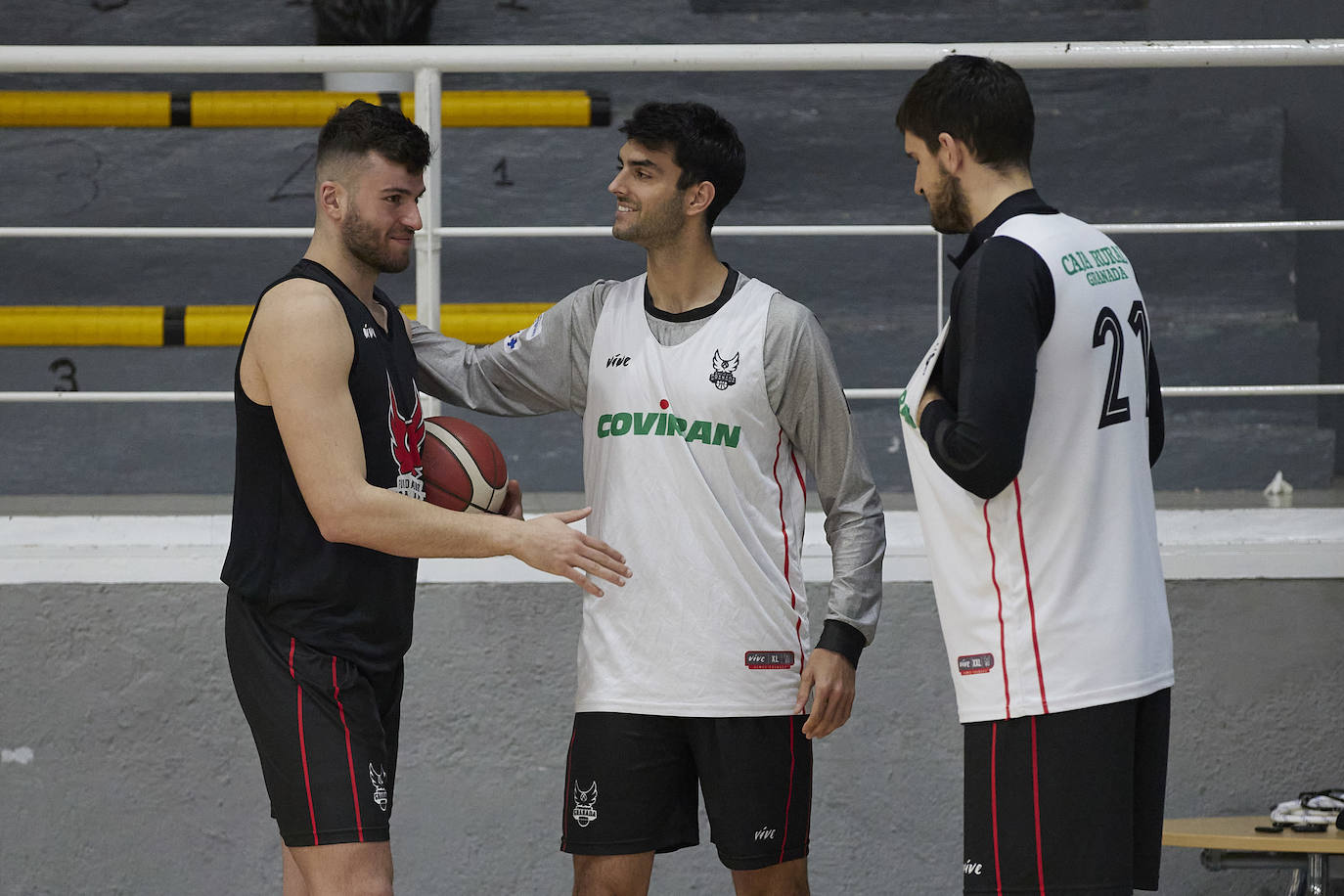 Ramón Vilà recibe la acogida de Jacobo Díaz y David Iriarte.