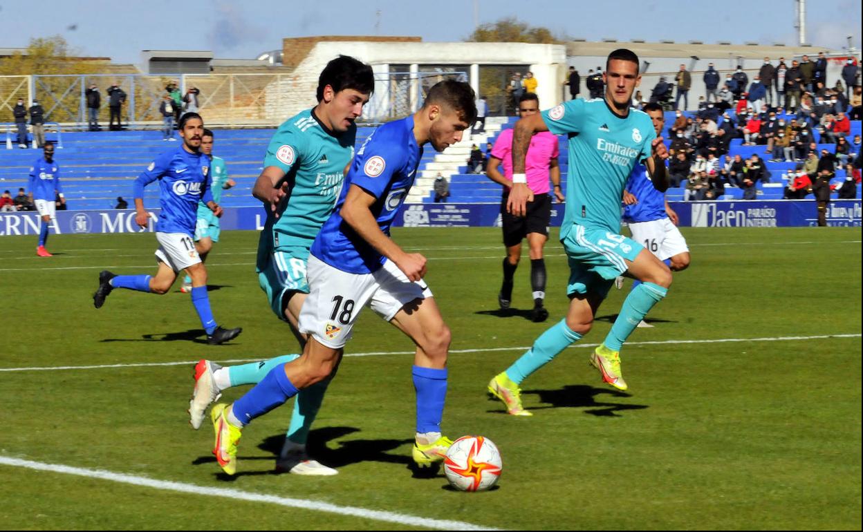 Dani Perejón, subiendo la banda en el partido de ida contra el Real Madrid Castilla, donde los mineros ganaron por la mínima. 