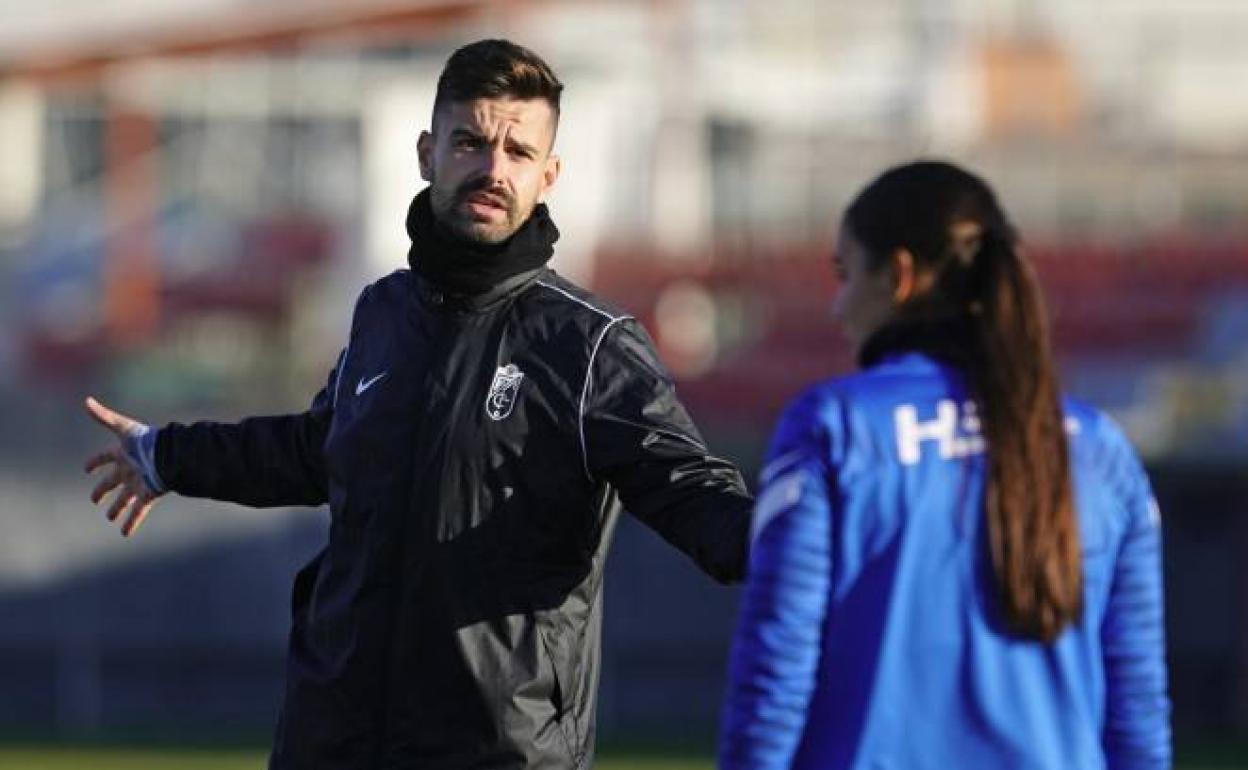 Lamesa explica conceptos a sus futbolistas en un entrenamiento. 