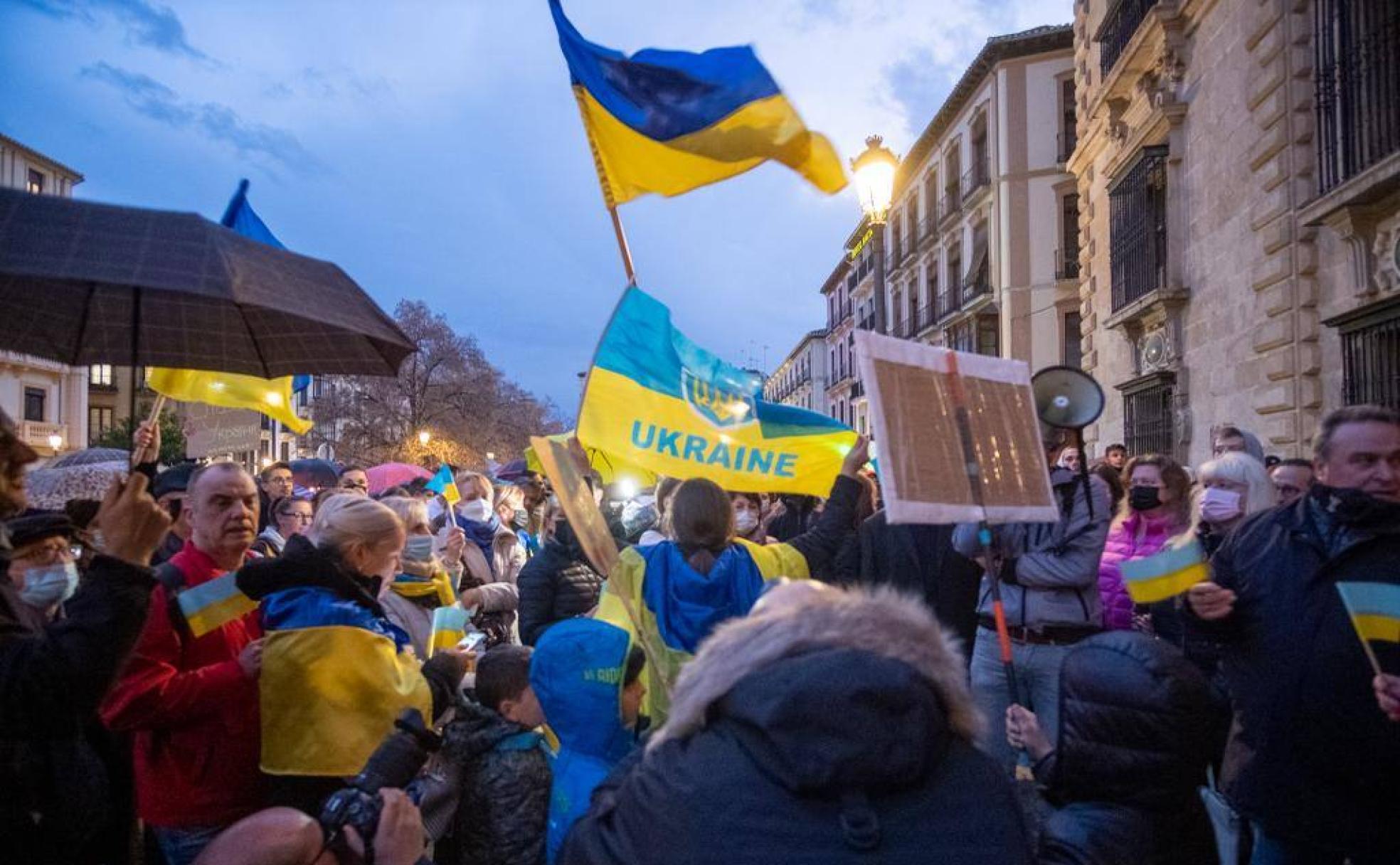 Los ucranianos residentes en Granada fueron arropados por dos centenares de personas que protestaron por la invasión rusa.