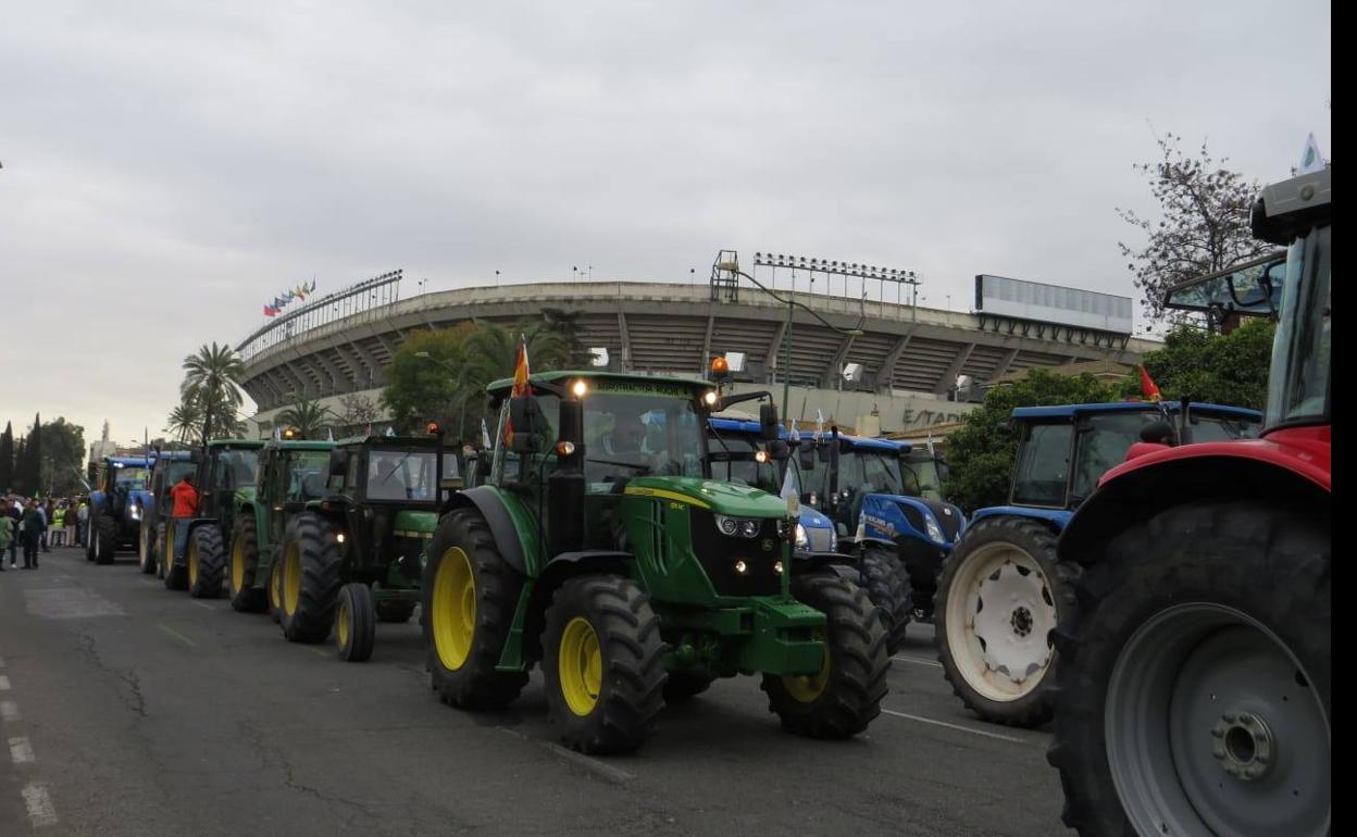 Imagen de los manifestantes en sus tractores durante la protesta en Sevilla. 