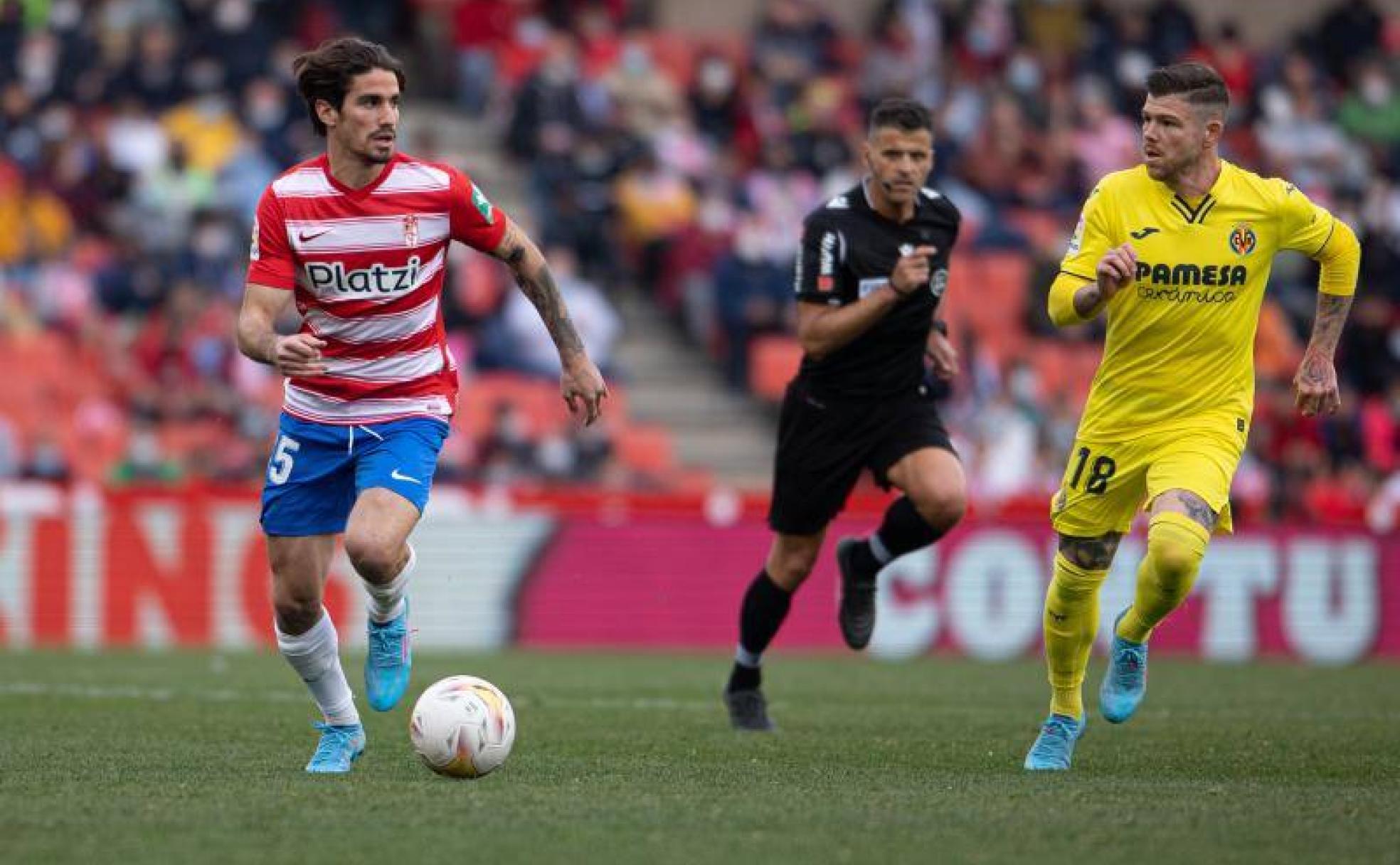 Álex Collado conduce un balón ante Alberto Moreno en el último partido, frente al Villarreal. 