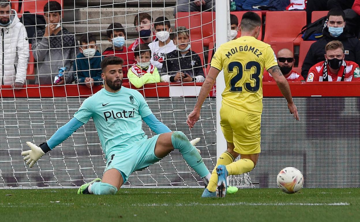 Luís Maximiano es regateado por Moi Gómez el pasado sábado ante el Villarreal. 