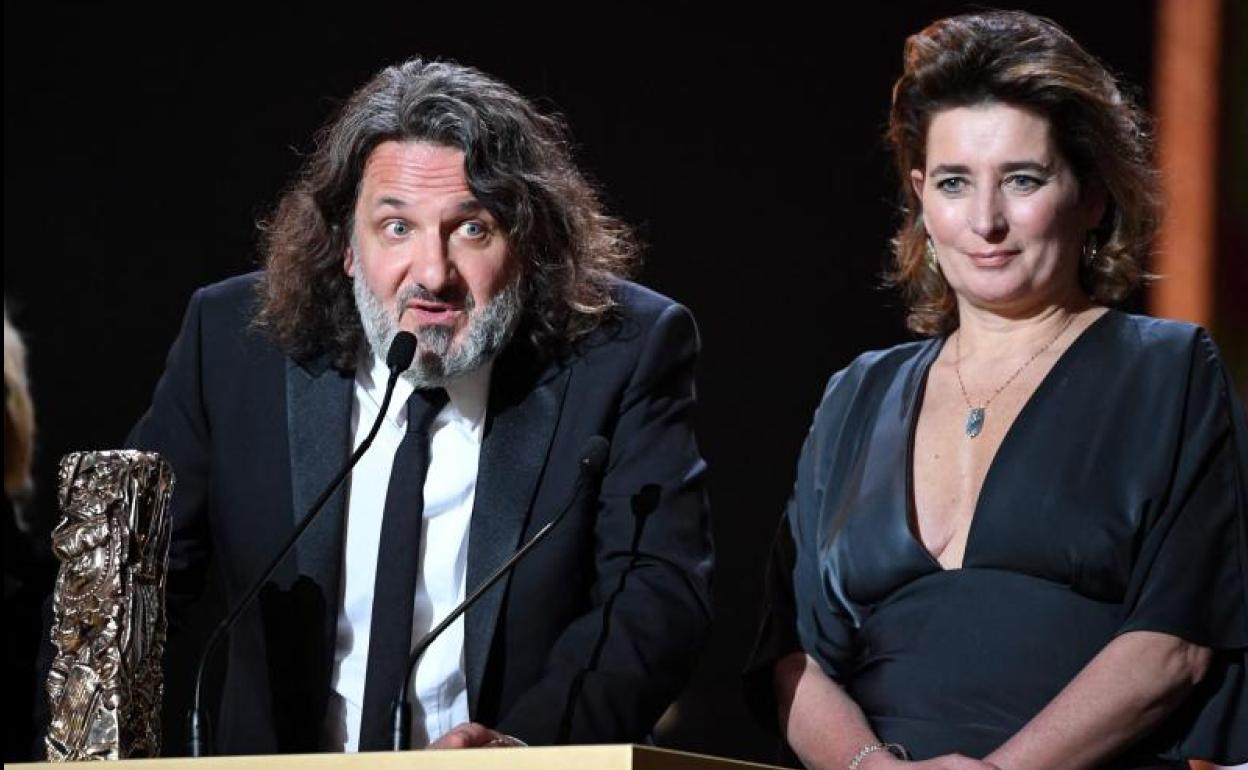 El productor de cine francés Olivier Delbosc y Sidonie Dumas reciben el premio a la Mejor Película por 'Las ilusiones perdidas'.