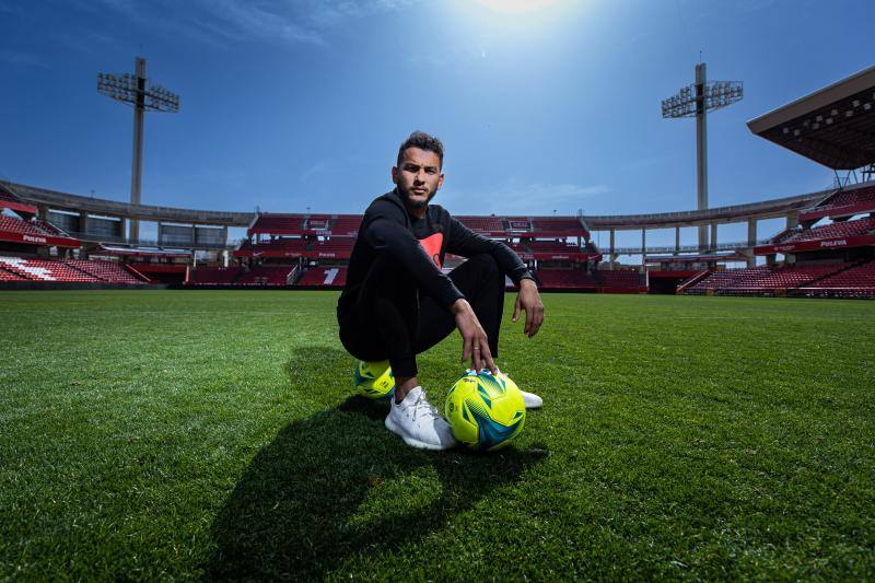 Luis Suárez se sienta sobre un balón. 