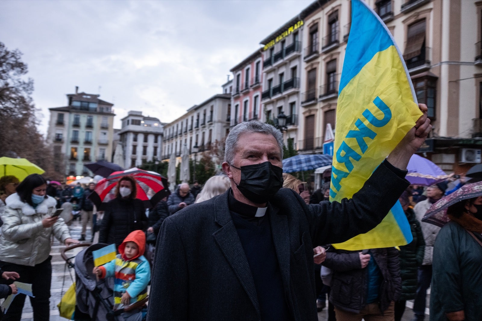 Numerosos ucranianos y también vecinos de la capital se han dado cita en la tarde de este viernes para gritar contra la invasión de Putin