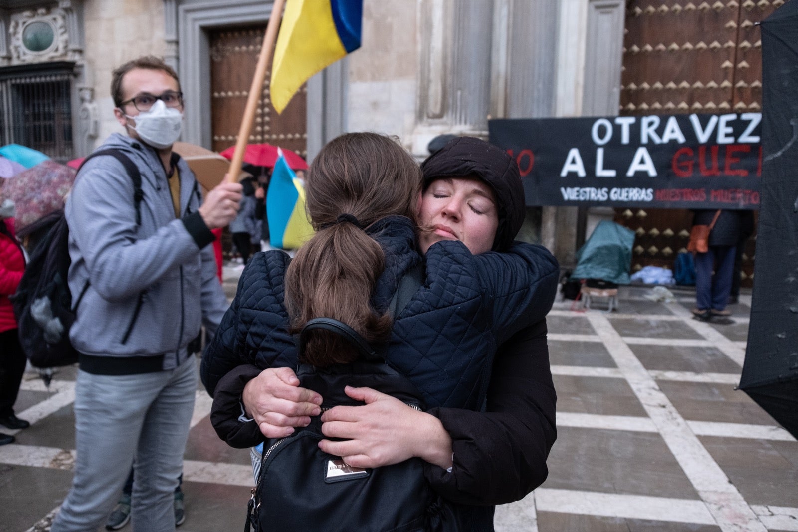 Numerosos ucranianos y también vecinos de la capital se han dado cita en la tarde de este viernes para gritar contra la invasión de Putin