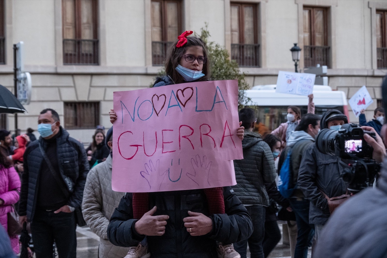 Numerosos ucranianos y también vecinos de la capital se han dado cita en la tarde de este viernes para gritar contra la invasión de Putin