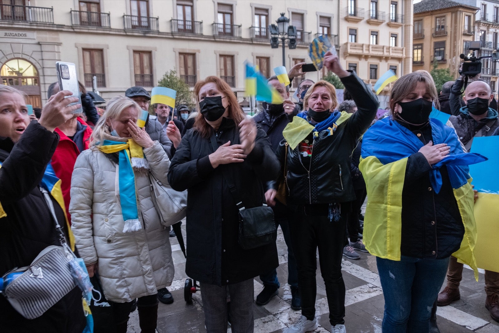 Numerosos ucranianos y también vecinos de la capital se han dado cita en la tarde de este viernes para gritar contra la invasión de Putin