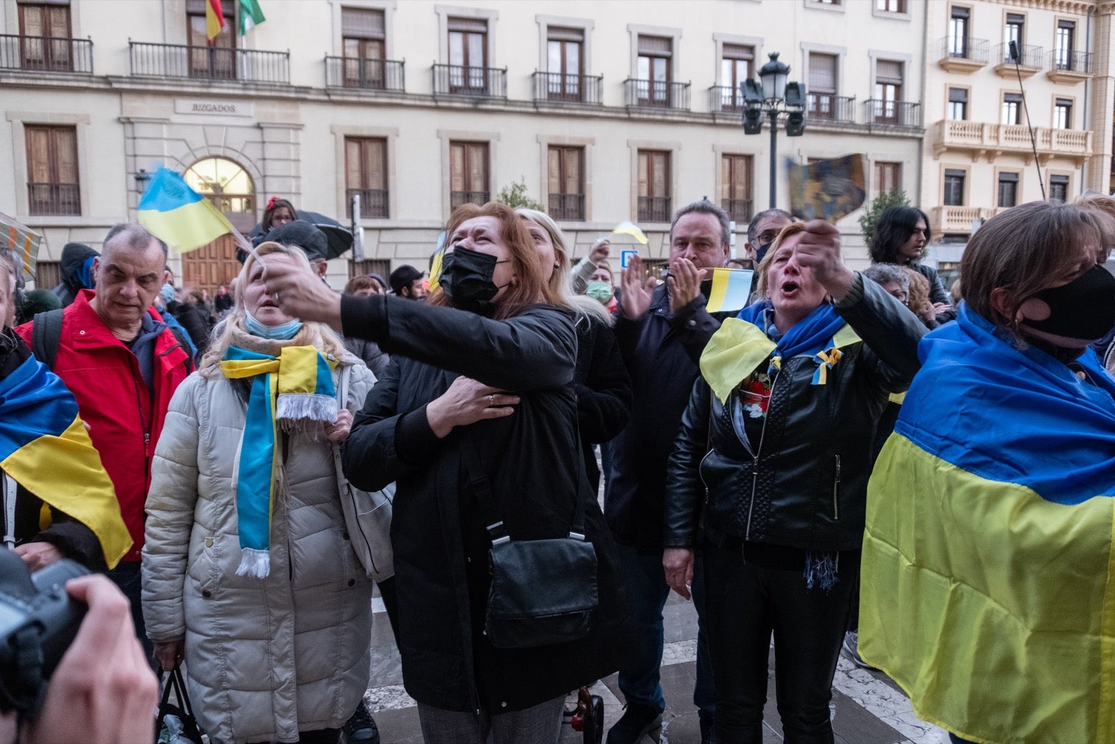 Numerosos ucranianos y también vecinos de la capital se han dado cita en la tarde de este viernes para gritar contra la invasión de Putin