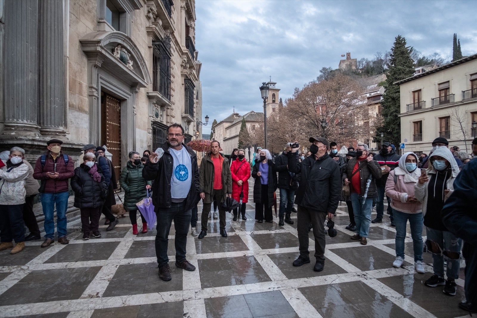 Numerosos ucranianos y también vecinos de la capital se han dado cita en la tarde de este viernes para gritar contra la invasión de Putin