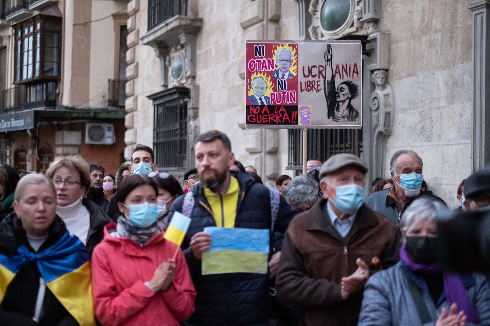 Numerosos ucranianos y también vecinos de la capital se han dado cita en la tarde de este viernes para gritar contra la invasión de Putin