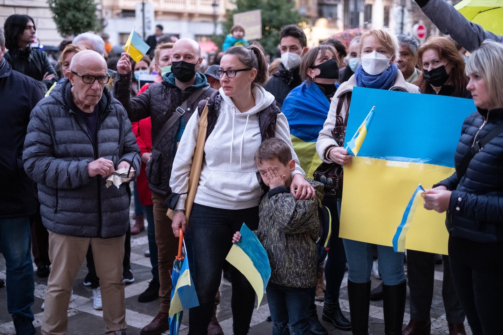 Numerosos ucranianos y también vecinos de la capital se han dado cita en la tarde de este viernes para gritar contra la invasión de Putin