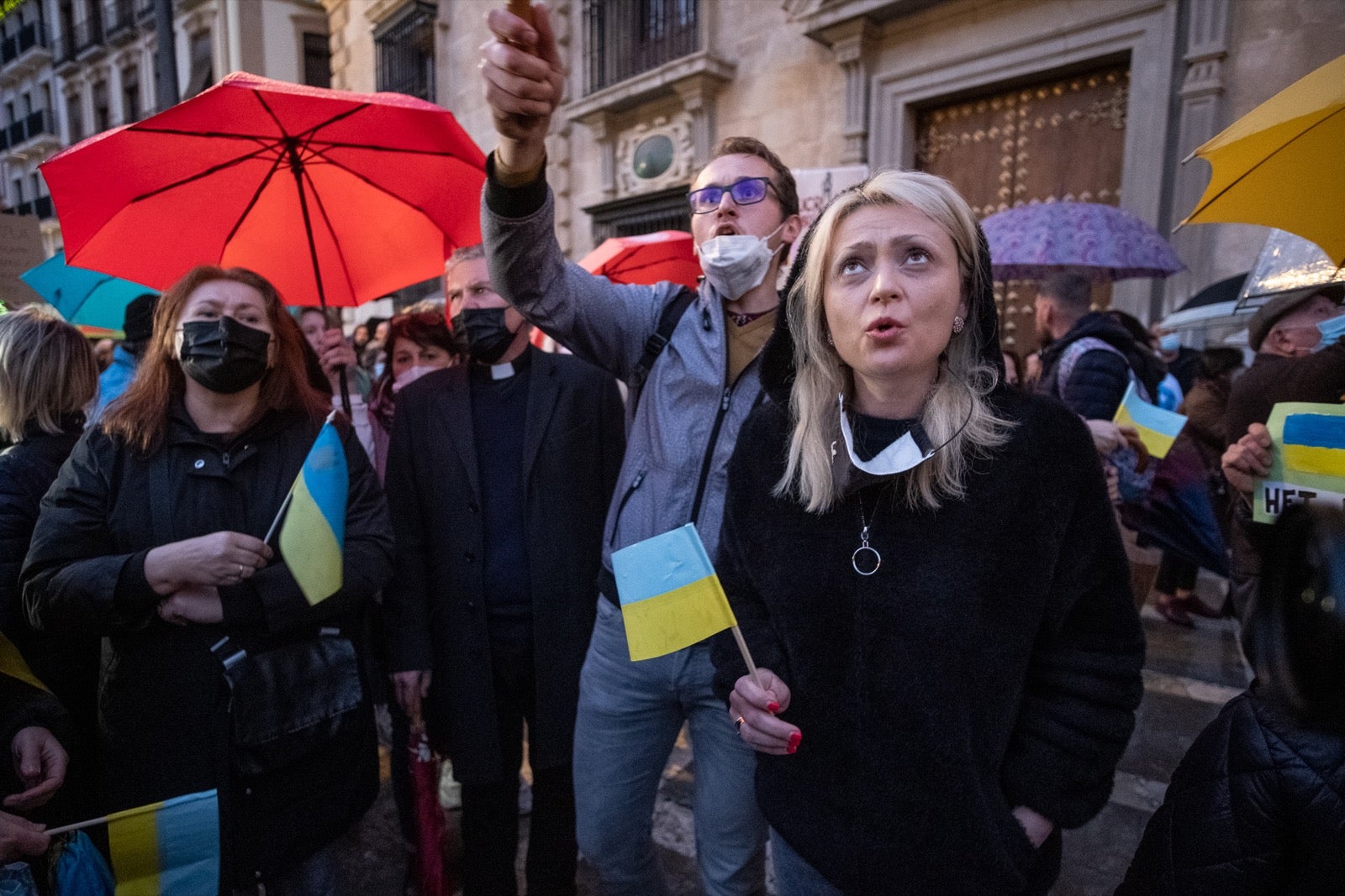 Numerosos ucranianos y también vecinos de la capital se han dado cita en la tarde de este viernes para gritar contra la invasión de Putin