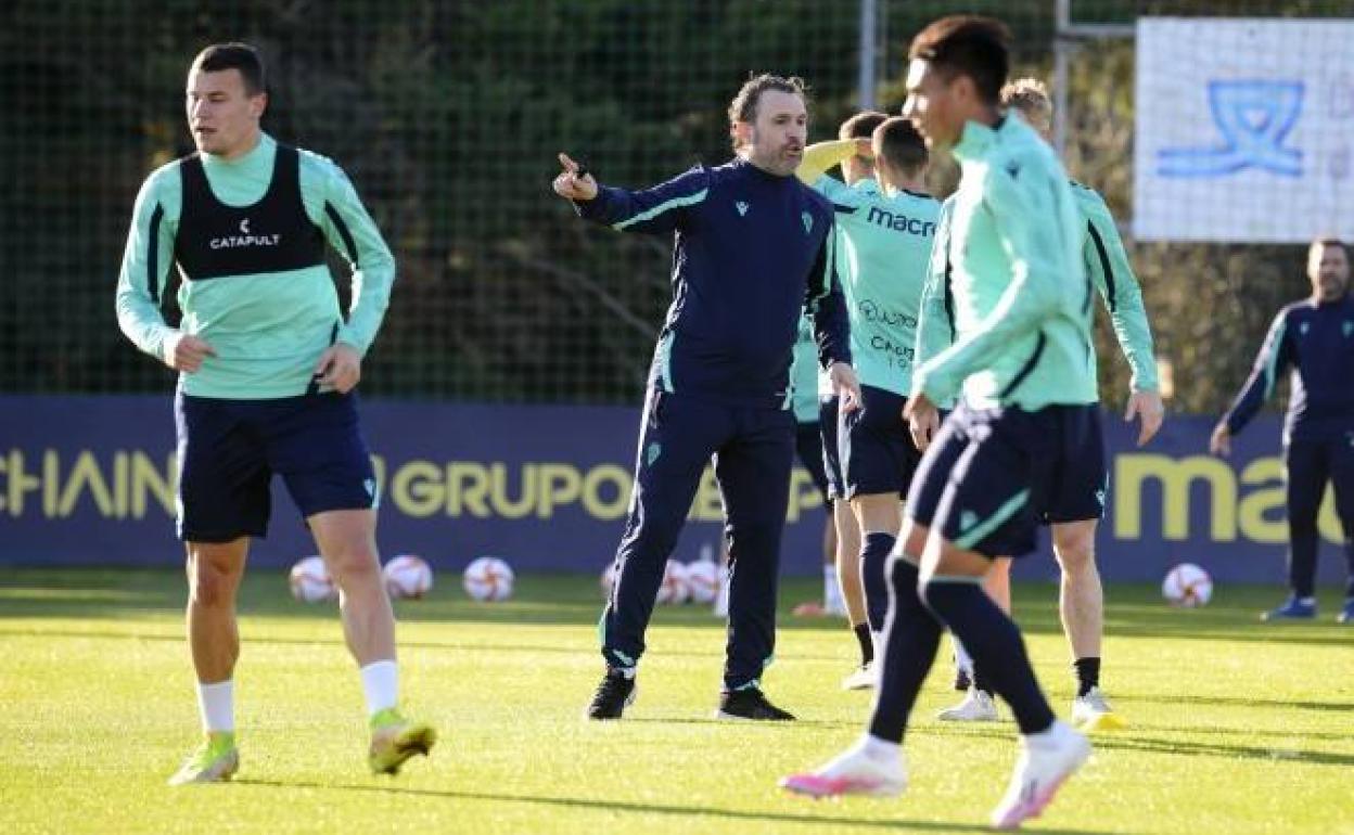 Sergio González dirige una sesión de entrenamiento. 