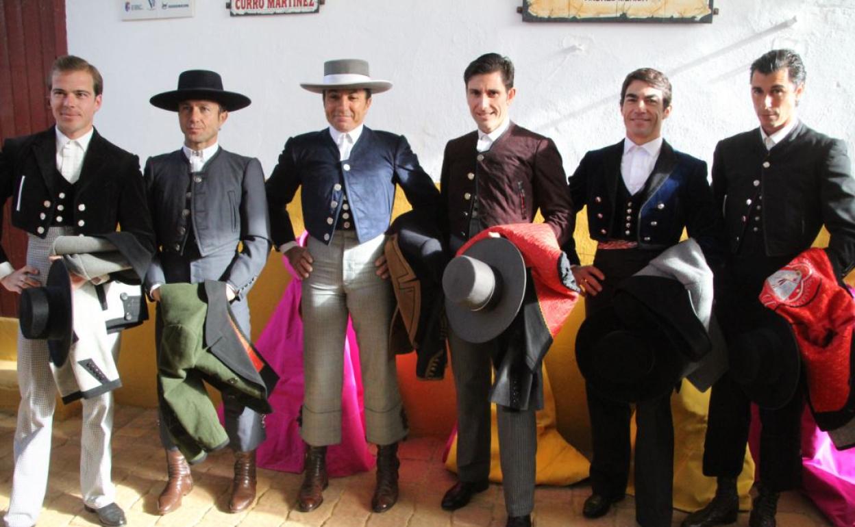 Los toreros y el novillero posan en el patio de cuadrillas antes de iniciarse el festejo en Villanueva del Arzobispo. 