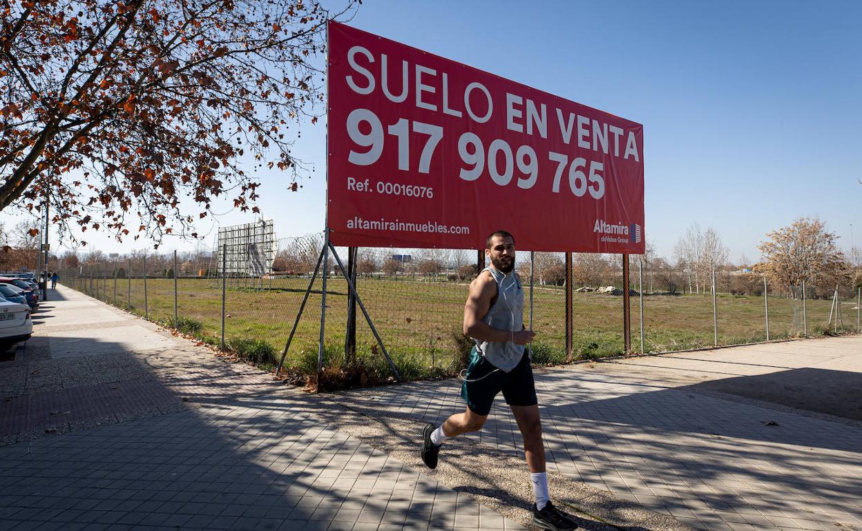 Un vecino practica deporte junto a la parcela que está en venta..