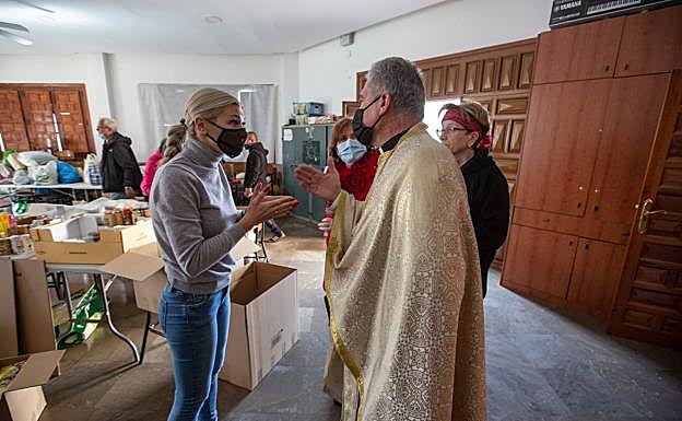 Imagen principal - Los voluntarios trabajan y agradecen la colaboración.