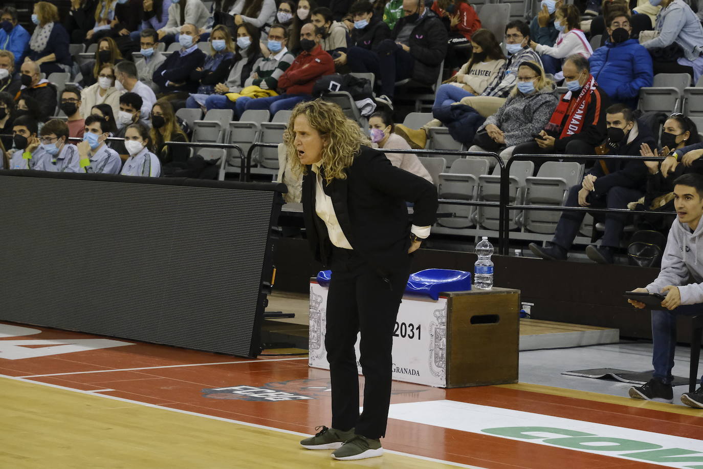 Maribel Piñar da indicaciones en la banda