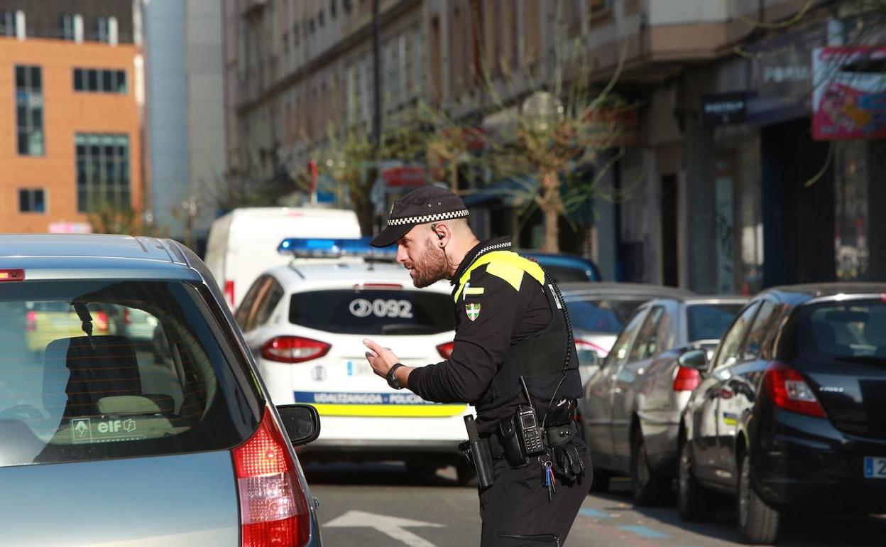 Un agente de movilidad impone una multa. 