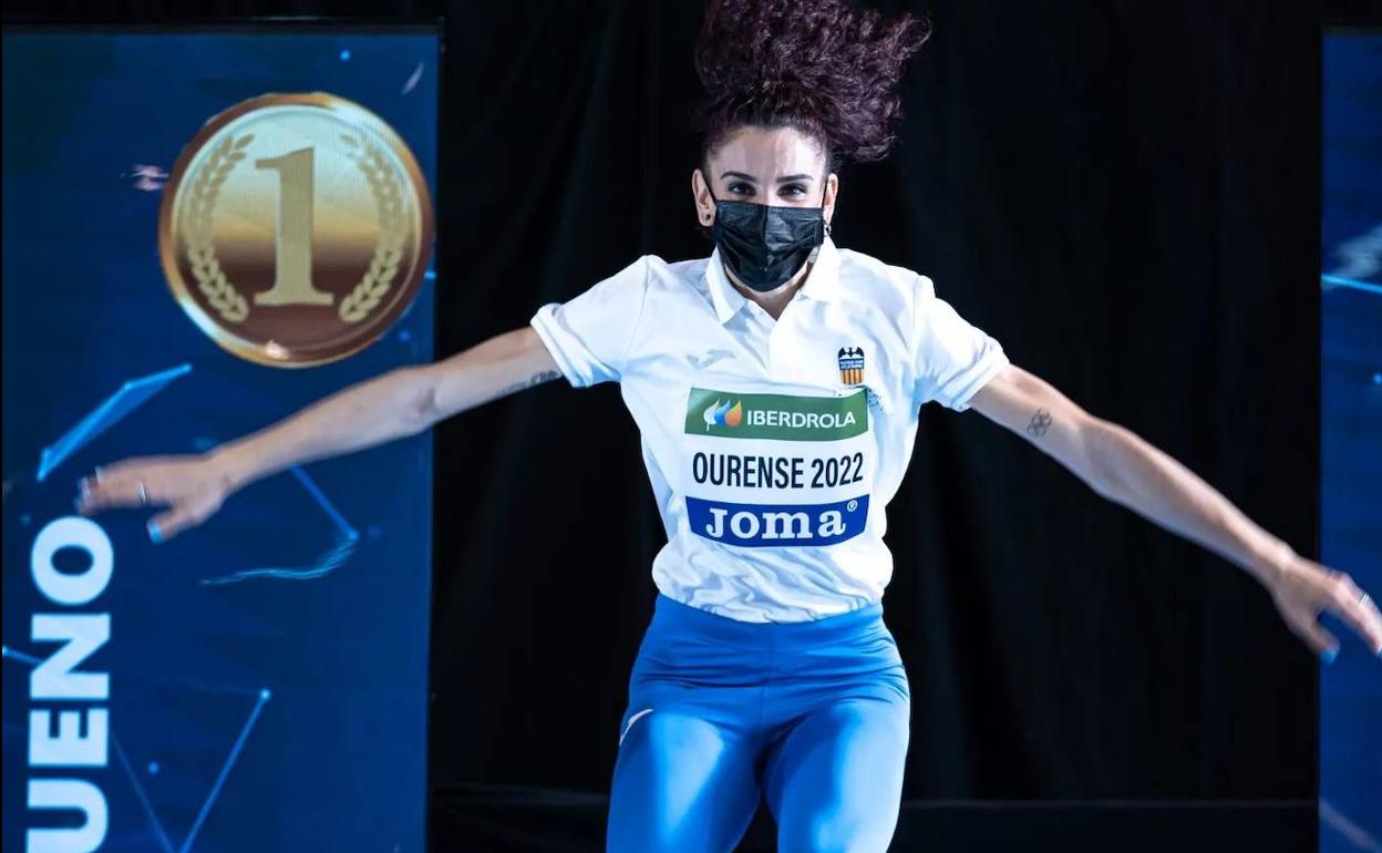 Laura Bueno celebra su medalla de oro con un salto en el podio de Ourense. 