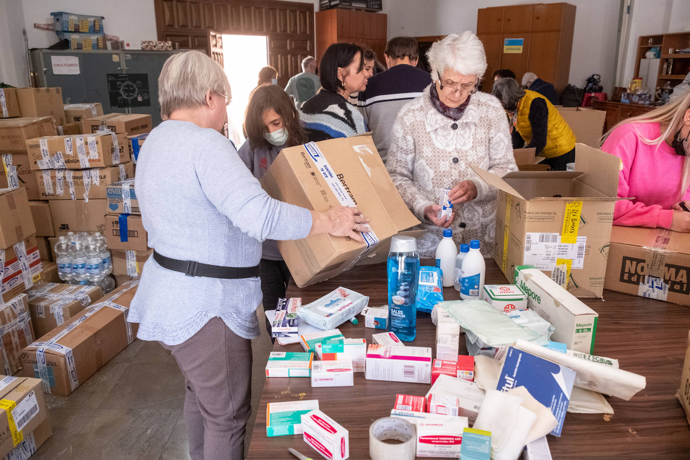 Imagen secundaria 1 - Casa Valentina ha abierto las puertas de su cafetería para recibir alimentos, medicina y ropa. En el salón parroquial del Zaidín la actividad es incesante.