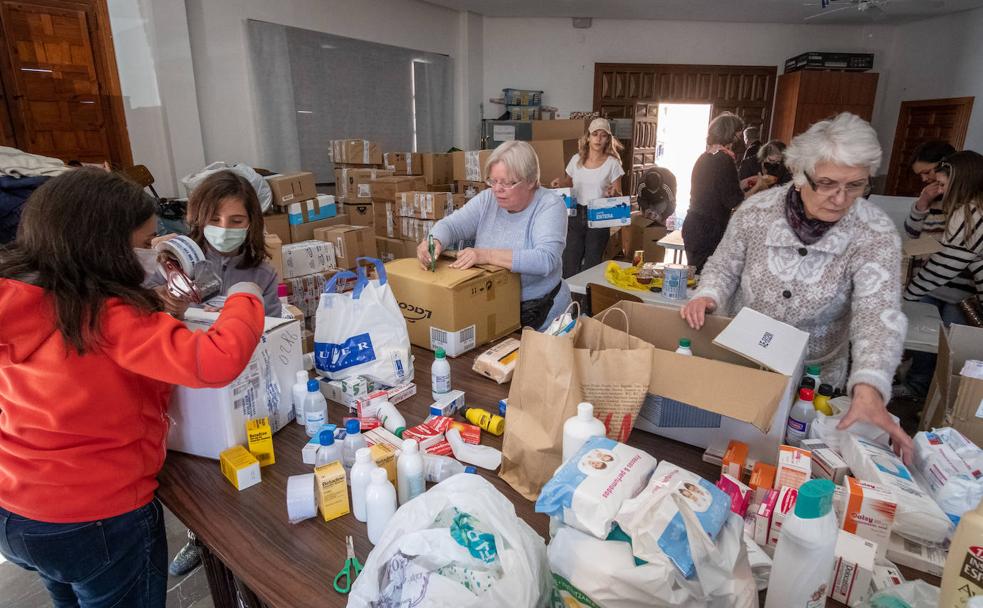 Los voluntarios de la parroquia del Santo Custodio trabajan a toda máquina.