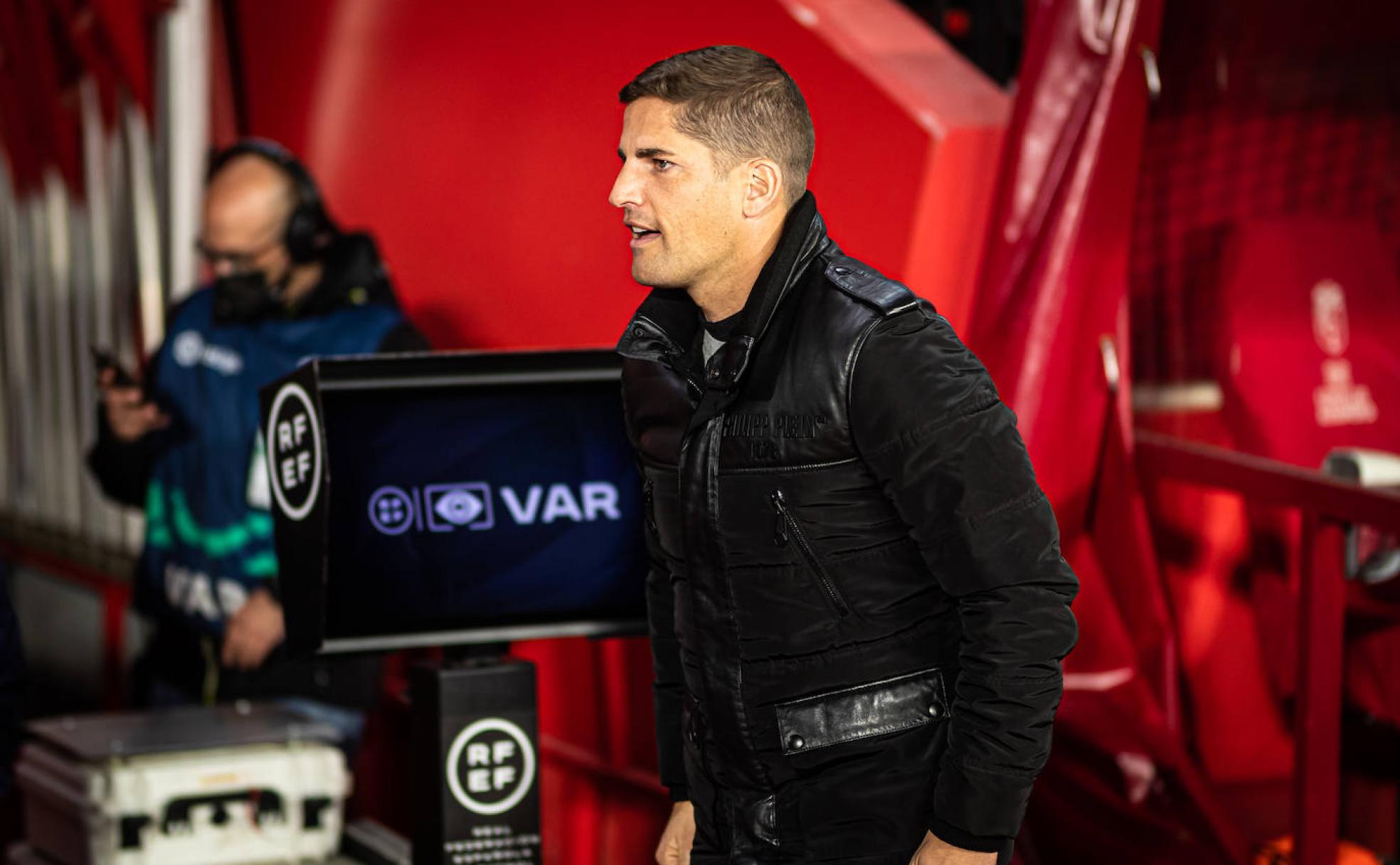 Robert Moreno se dirige a su banquillo antes de arrancar el partido. 