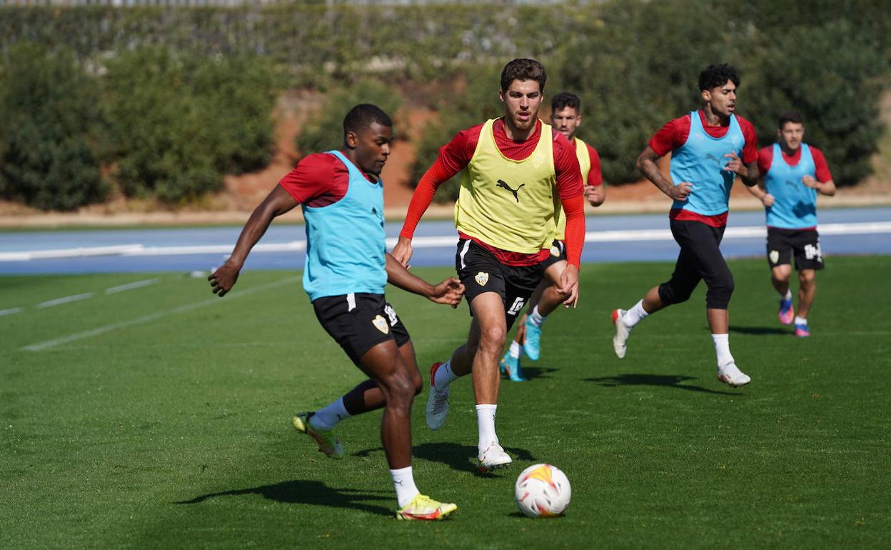 Babic presiona el intento de pase de Sergio Akieme.