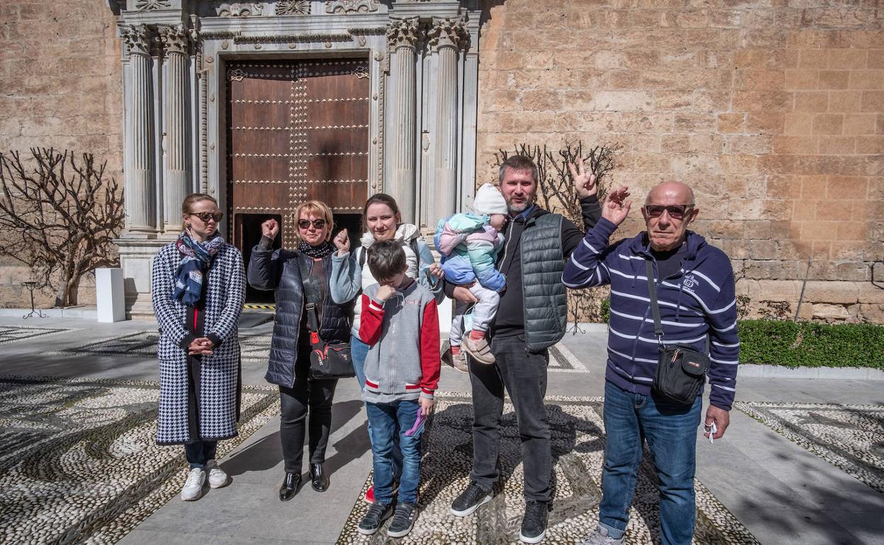 De izquierda a derecha, una profesora ucraniana no identificada, Svitlana, Andrii, con su mujer y sus dos hijos, y Mikola.. 