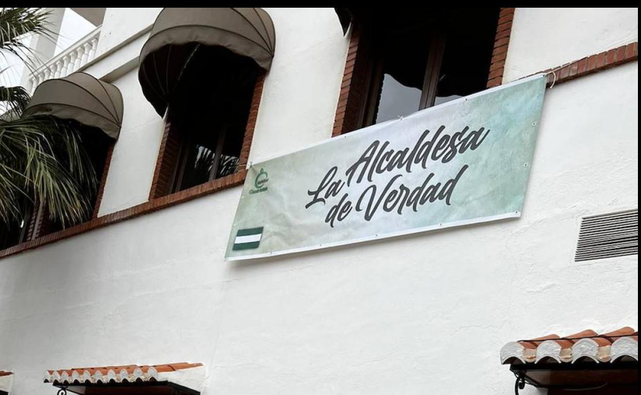 Pancarta colgada en un bar molviceño en el Día de Andalucía.