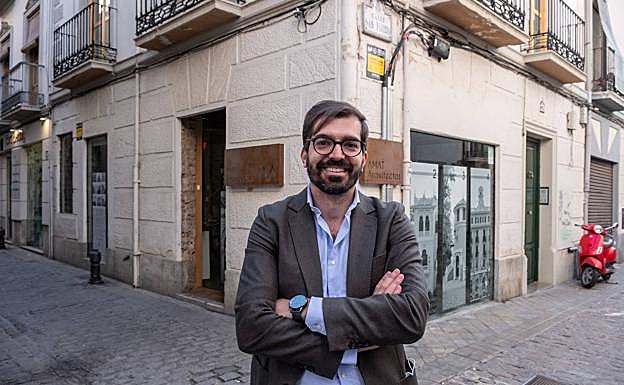Alejandro Amat, ante su estudio de arquitectura, donde se desarrollan las exposiciones. 