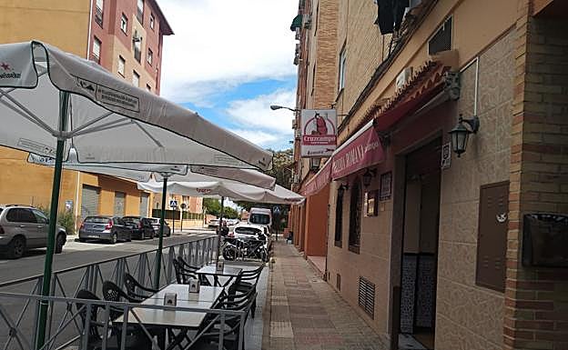 Imagen principal - La Pizzería Romana se traspasa tras 30 años en la Chana: «Quiero que alguien continúe mi legado»