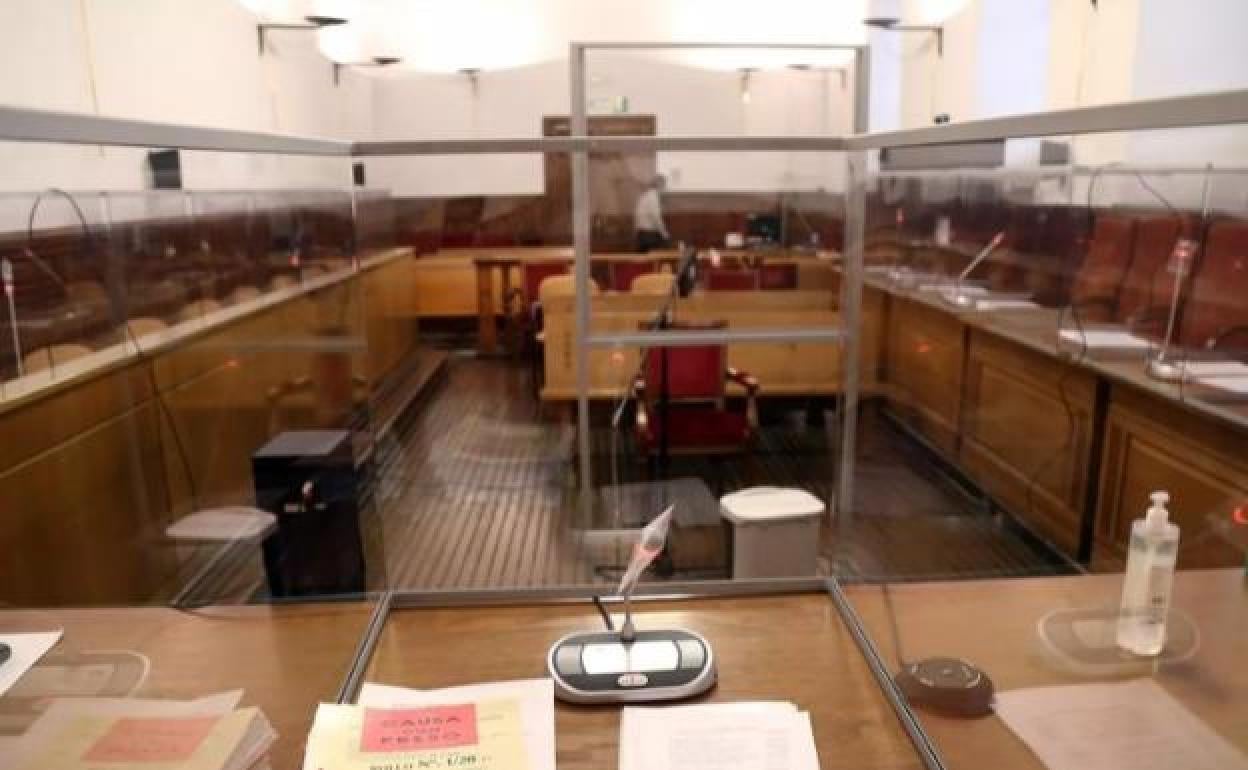 Imagen de la sala de la Audiencia de Granada con medidas de seguridad por la COVID-19.