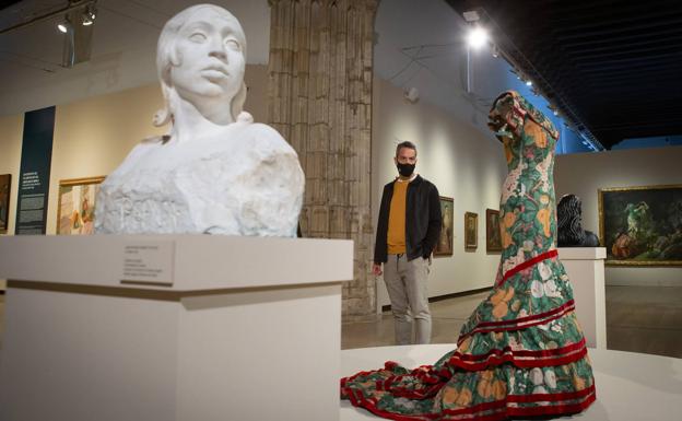 Visitante observa el traje de flamenca que realizó Zuloaga para Tórtola Valencia. 