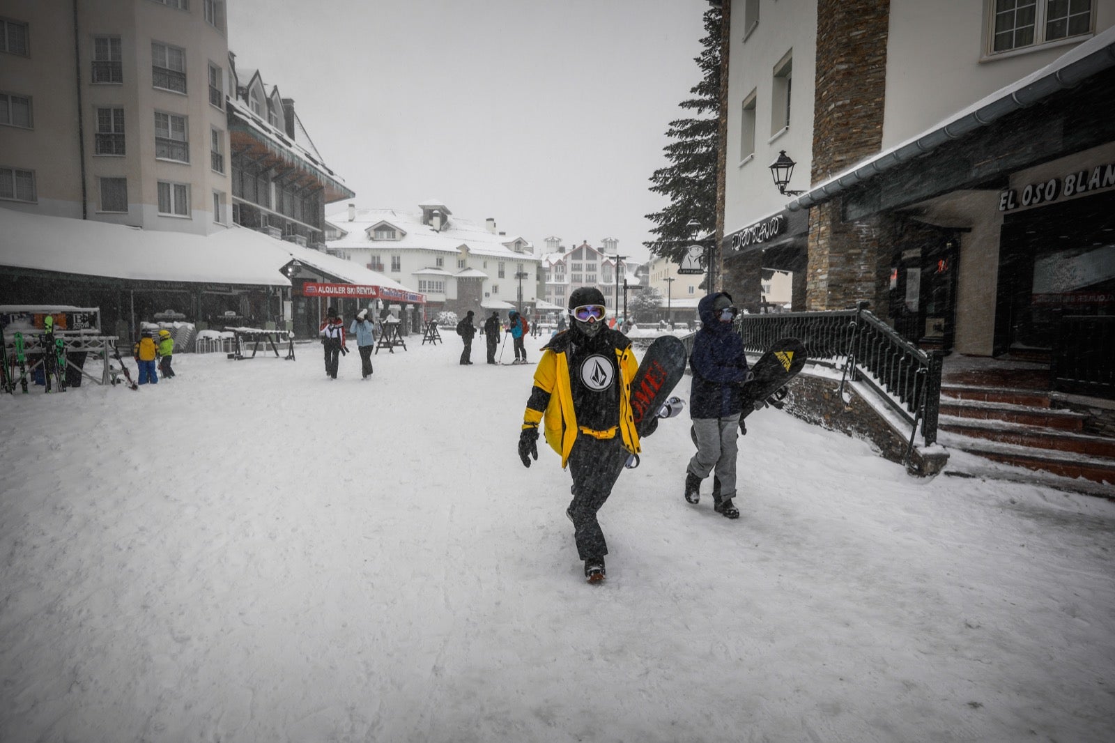 La copiosa nevada en la estación ha dejado estampas muy invernales y esperadas