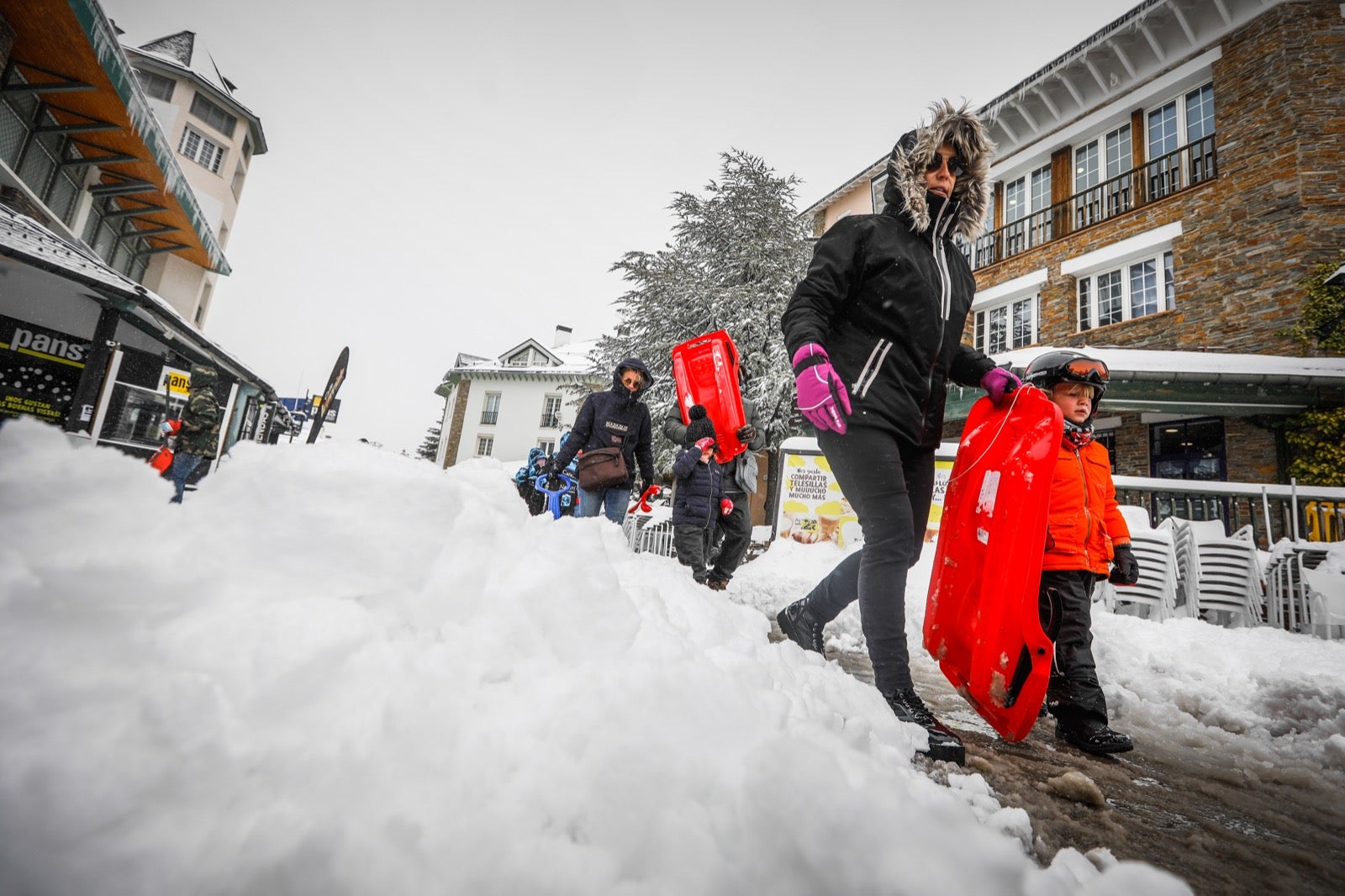 La copiosa nevada en la estación ha dejado estampas muy invernales y esperadas