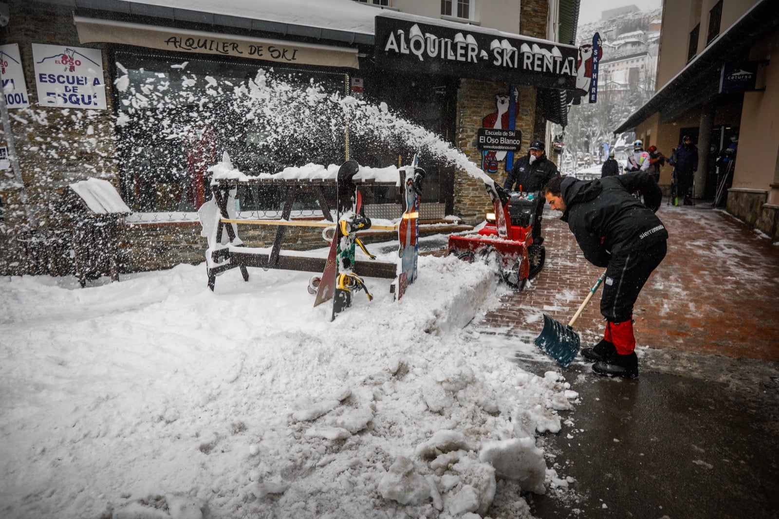 La copiosa nevada en la estación ha dejado estampas muy invernales y esperadas
